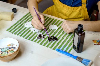 Bir kil figürüne boya uygulamak