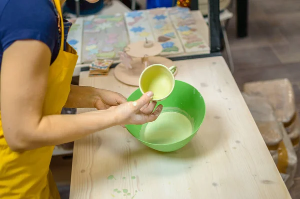 Nakładanie Glazury Ceramiczny Puchar — Zdjęcie stockowe
