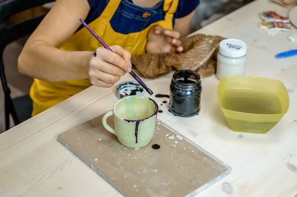 Nakładanie Farby Ceramiczny Kubek — Zdjęcie stockowe