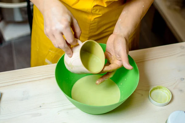 Acristalamiento Manual Una Taza Arcilla — Foto de Stock