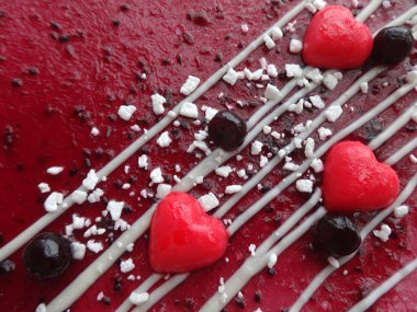 Kalpleri ile dekore kek