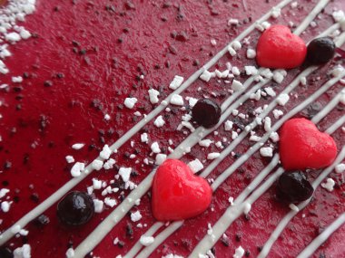 Kalpleri ile dekore kek