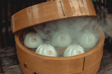 Tahta sepetteki taze Japon etli çörekleri.
