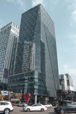 Güney Kore 'nin modern şehir merkezinin caddelerinden geçen araba.