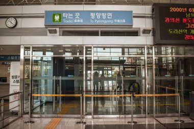 Pyeongyang Kuzey Kore 'ye giden tren istasyonunun kapıları Güney Kore' deki Dorasan istasyonunda.
