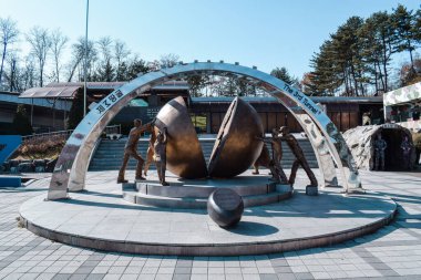 Kore Savaşı anıtı Güney Kore 'deki Arındırılmış Bölgedeki 3. Tünel' de.