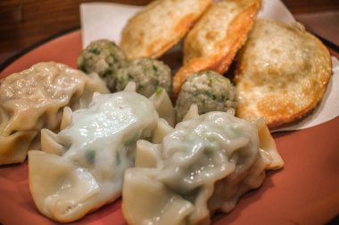 Tipik Kore yemeği ve kızarmış çorba köftesi.