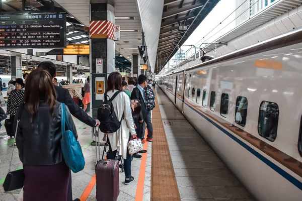 Mensen Wachten Shinkansen Bullet Train Een Platform Tokyo Japan — Stockfoto