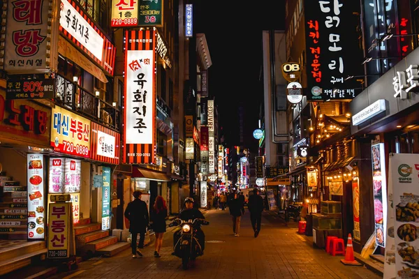 Люди Гуляющие Району Неоновых Фонарей Мёндоне Сеул Корея — стоковое фото