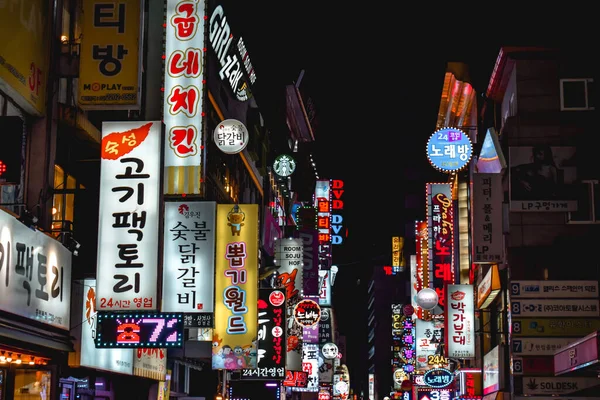 Güney Kore Myeongdong Seul Neon Reklam Panoları — Stok fotoğraf