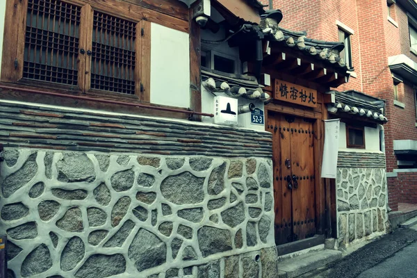首尔Bukchon Hanok村的传统韩国Hanok房子 — 图库照片