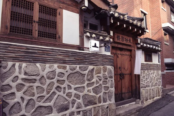 ソウルの典型的で伝統的な石と木の韓屋村韓国 — ストック写真