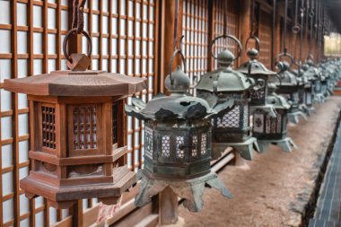 Nara Japonya 'da geleneksel Japon demir lambaları hattı