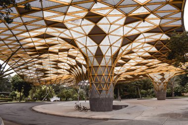 Kuala Lumpur Malezya 'daki Perdana Bahçesi' nde kaykay parkının üzerinde sarı, siyah çatı mantarları.