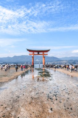 Hiroşima 'daki Itsukushima tapınağının O-torii kapısında gelgit var.