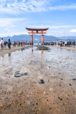 Miyajima Adası 'ndaki Itsukushima tapınağının O-torii kapısında gelgit var.