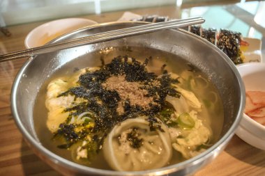 Gyeongju Güney Kore 'de geleneksel Kore baharatlı çorba ve yosun.