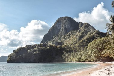 Filipinler 'deki El Nido Palawan Adası' ndaki güzel bir tropikal cennet plajında kireçtaşı kayası.
