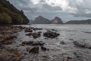 El Nido Palawan Adası 'nın Rocky sahili. Fırtına öncesi Filipinler.