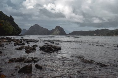 El Nido Palawan Adası 'nın bulutlu gökyüzü ile Rocky sahili. Fırtına öncesi Filipinler.