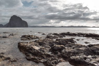 Güneş, El Nido Palawan 'daki kayalık kireçtaşı kıyı şeridinde parlıyor. Filipinler' de.
