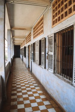 S21 Tuol Sleng Soykırım Müzesi 'ndeki boş koridor Phnom Penh Kamboçya