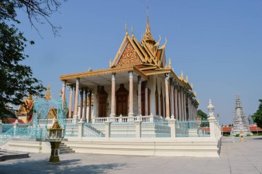 Kamboçya 'daki Phnom Penh Kraliyet Sarayı' ndaki turistik altın tapınak.