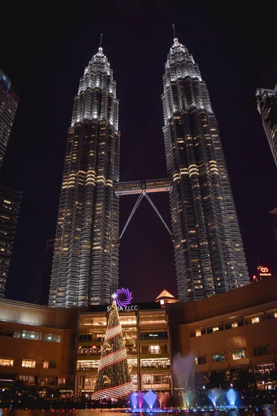 Petronas Torens Met Fontein Het Klcc Park Kuala Lumpur Maleisië — Stockfoto