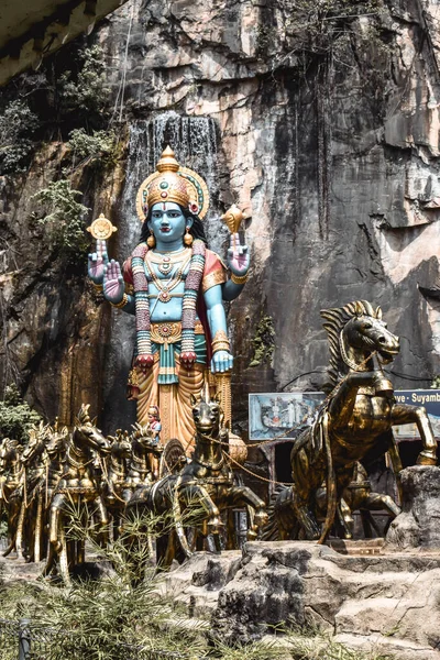 马来西亚吉隆坡巴图山洞 一个蓝后神湿婆的雕像 她乘坐一辆马车 — 图库照片