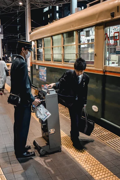Japonya Hiroşima Tramvay Biletlerini Kontrol Eden Kontrolör — Stok fotoğraf