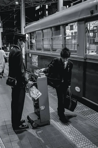 Controlador Controlando Bilhetes Bonde Jovens Homens Fora Bonde Hiroshima Japão — Fotografia de Stock