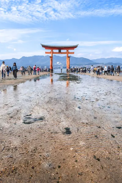 Miyajima Adası 'ndaki Itsukushima tapınağının O-torii kapısında gelgit var.