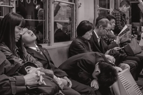 Pasajeros Cansados Trabajar Durmiendo Tren Nocturno Hiroshima Japón —  Fotos de Stock