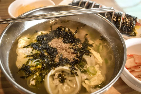 団子と寿司と伝統的な韓国のスパイシーなスープ — ストック写真