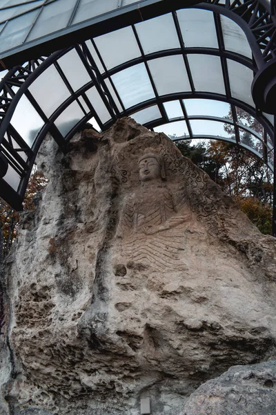 Buddha Staty Ristade Klippa Golgulsa Tempel Sydkorea Ett Tak — Stockfoto