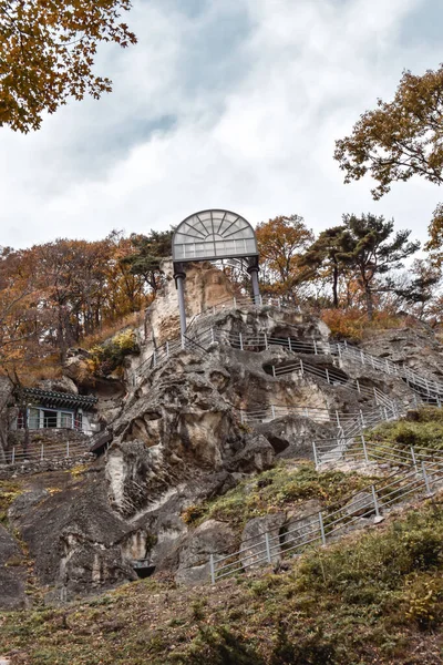 Widok Górskiej Ścieżki Prowadzącej Siedzenia Budda Rzeźbiony Skale Golgulsa Rozciągacz — Zdjęcie stockowe