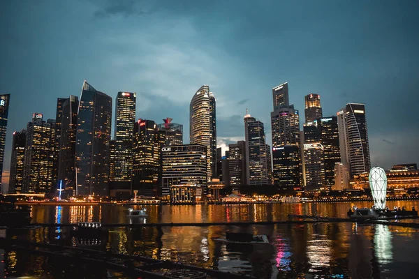 Schemering Foto Van Verlichte Singapore Commerciële Wijk Weerspiegeld Het Water — Stockfoto
