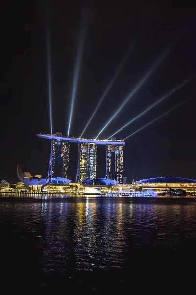 Avondverlichting Show Marina Bay Sands Hotel Singapore Weerspiegeld Het Water — Stockfoto