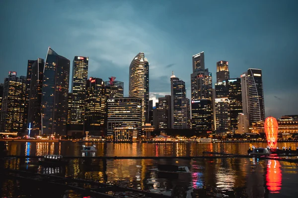 Avond Foto Van Iluminated Singapore Business Quarter Weerspiegeld Het Water — Stockfoto