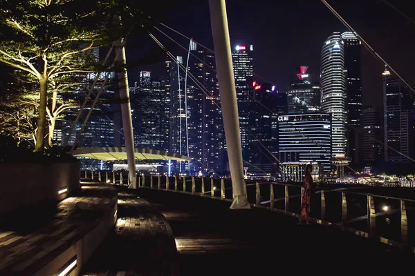 Meisje Observeert Skyline Van Singapore Nacht Vanaf Het Dak Van — Stockfoto