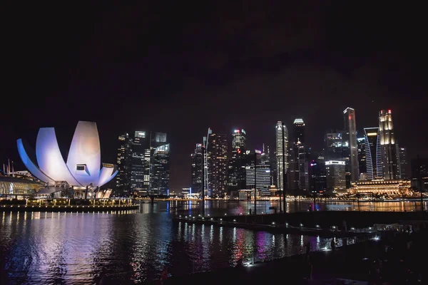 Singapore Skyline Met Het Artscience Museum Met Nachtlampjes Weerspiegeld Het — Stockfoto