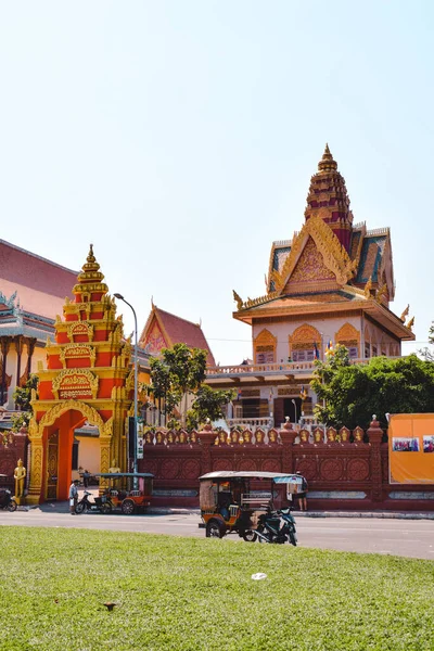 Tuk Tuk Front Wat Ounnalom Phnom Peng Cambodia — Stock Photo, Image
