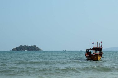 Kamboçya 'da tropikal bir ada olan Koh Rong' a yanaşan Firsherman gemisi.