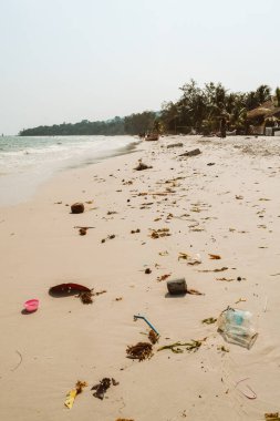 Tayland Asya 'da çöplerle dolu kirli plaj
