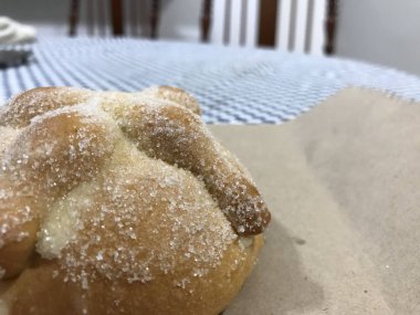 Meksika usulü bir pan de muerto ekmeğine yakın. Ölüm Günü kutlamaları gibi.