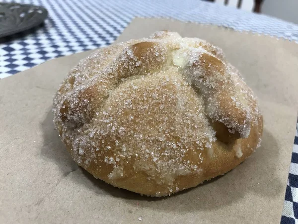 Närbild av en mexikansk pan de muerto bröd typiskt för dagen för de döda firandet — Stockfoto