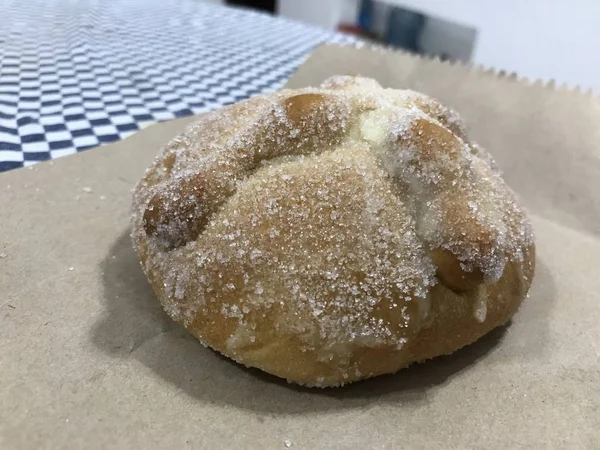 Närbild av en mexikansk pan de muerto bröd typiskt för dagen för de döda firandet — Stockfoto