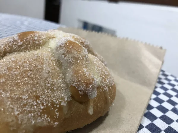 Närbild av en mexikansk pan de muerto bröd typiskt för dagen för de döda firandet — Stockfoto