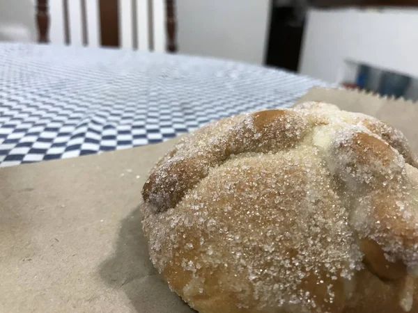 Närbild av en mexikansk pan de muerto bröd typiskt för dagen för de döda firandet — Stockfoto