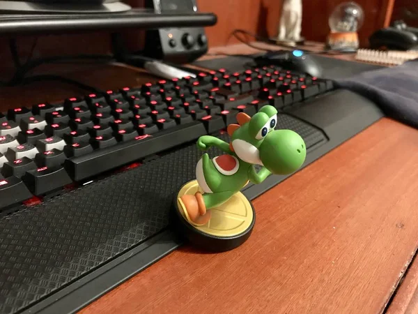 Puebla, México; 15 de setembro de 2019: Imagem editorial ilustrativa de um Yoshi Amiibo colocado em cima de uma mesa de madeira — Fotografia de Stock